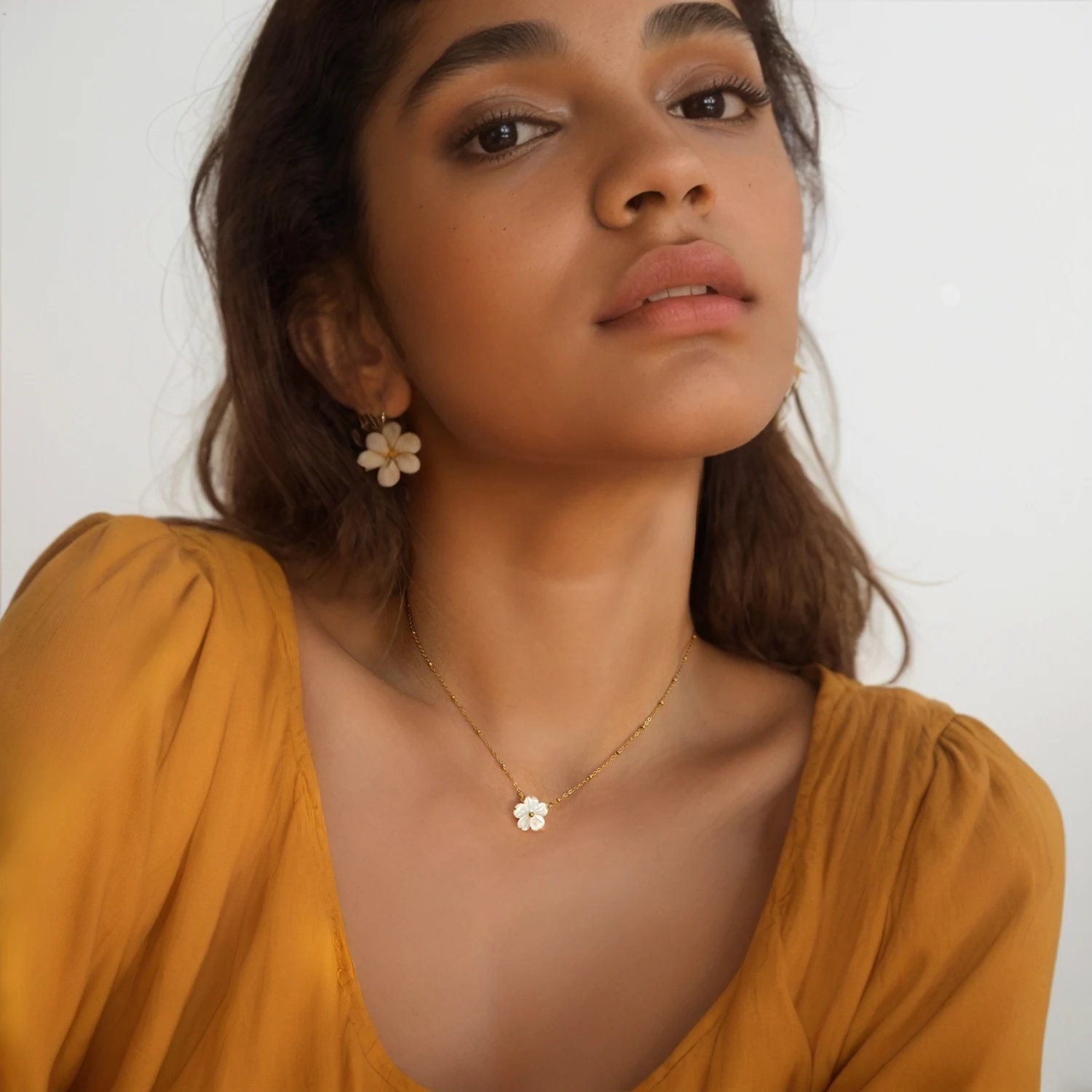 قلادة على شكل زهرة أنيقة للنساء - الصورة 3