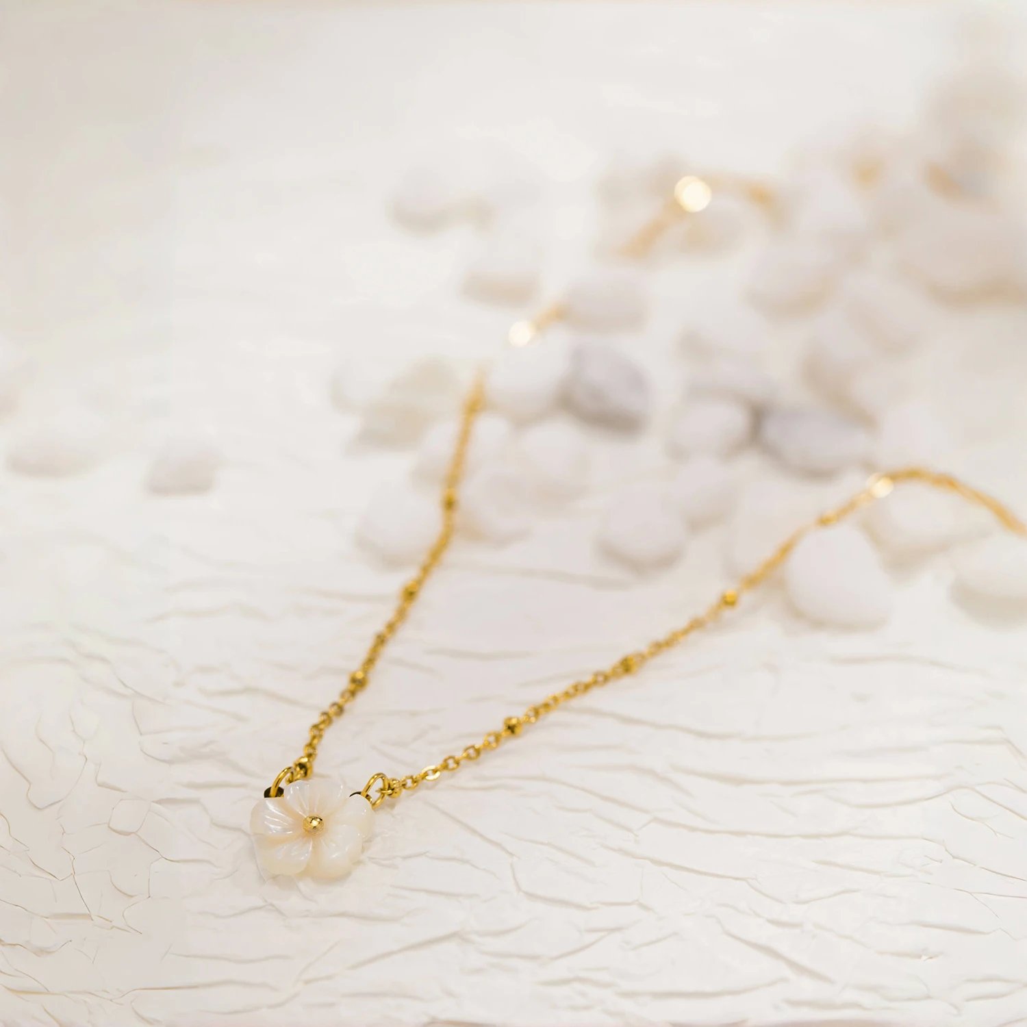 قلادة على شكل زهرة أنيقة للنساء - الصورة 4