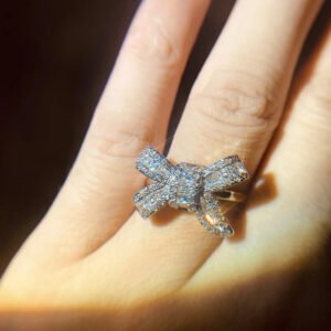 خاتم علي شكل فيونكة للنساء